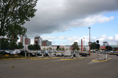 821456 Gezicht op het parkeerterrein van de Jaarbeurs aan de Van Zijstweg te Utrecht.